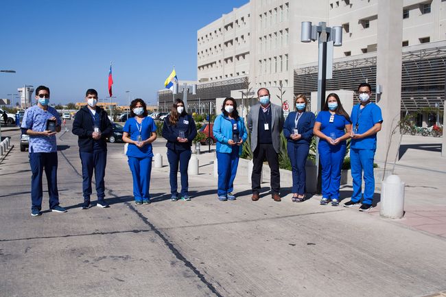 Entregan reconocimiento a funcionarios que viajaron a apoyar al Hospital de Punta Arenas .