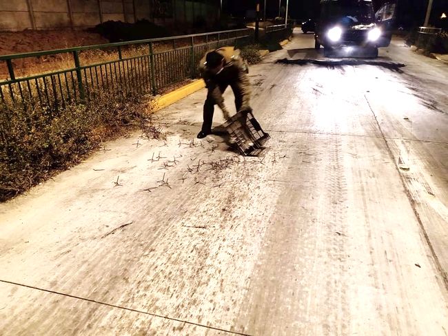 Delincuentes huyeron arrojando “miguelitos” y haciendo barricadas