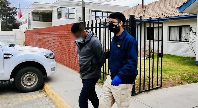 Detienen a sujetos con arma de fuego y munición