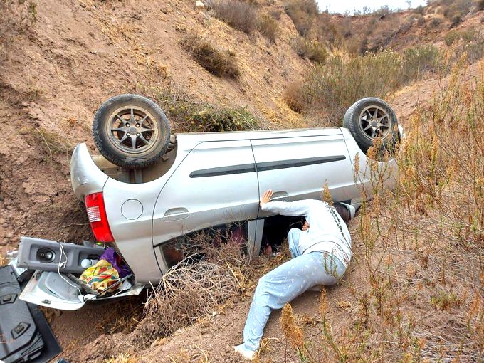 Automóvil desbarranca cuando transitaba en ruta a Oruro