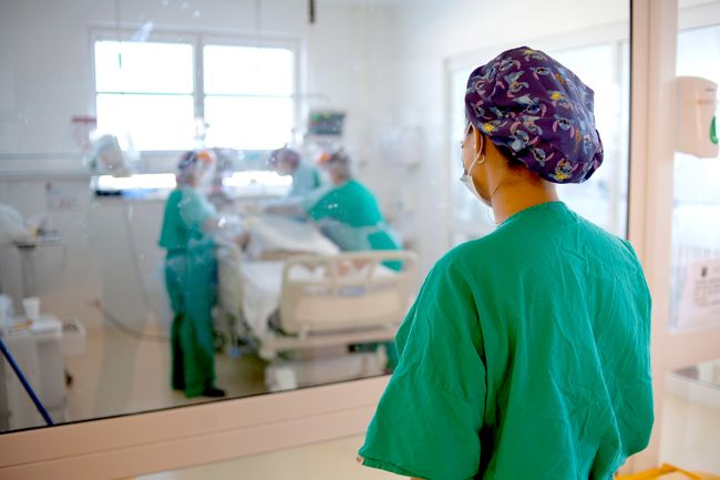 Enfermeras cuentan como debieron transformar sus funciones para dar abasto en la atención de pacientes de UCI