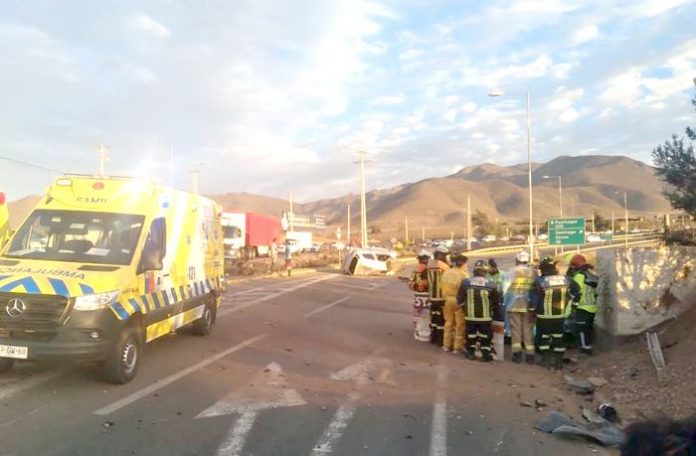 El automovil impactó contra el muro (a la derecha) en la imagen, para quedar volcado al fondo.