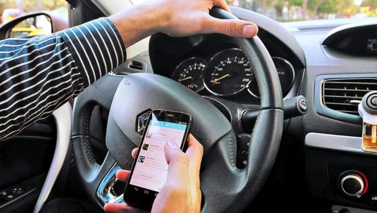 Atención automovilistas: Ley NO CHAT aumenta multas a quienes manipulen el celular al conducir