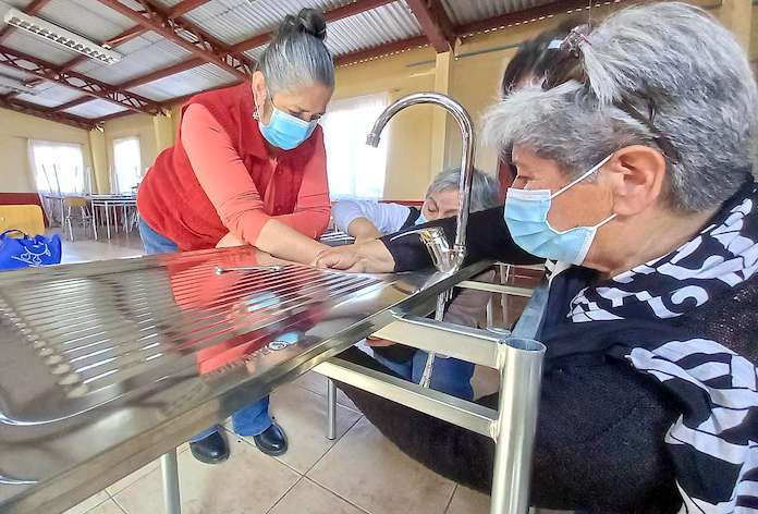 Realizan talleres de gasfitería para mujeres en juntas de vecinos de la Región de Coquimbo