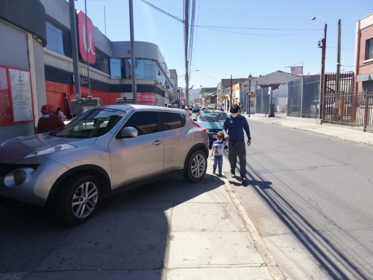 Ovallinos se ven obligados a caminar por las calles tras el mal aparcamiento de vehículos