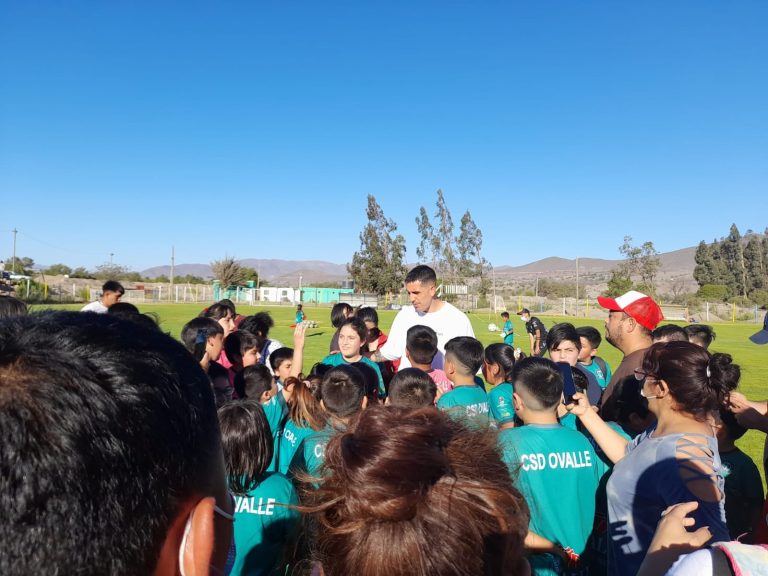 Enzo Roco sorprendió con su visita a pequeños deportistas ovallinos