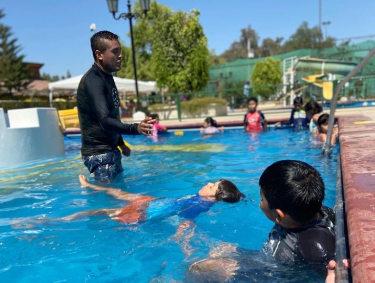 Éxito en inscripciones: Niños y niñas de Monte Patria aprenden en taller de natación gratuito
