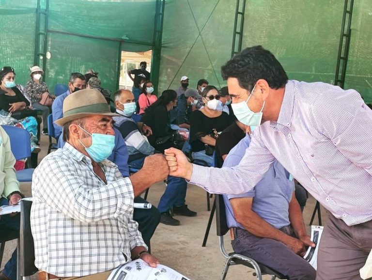 Más de 90 agricultores reciben insumos de riego para contrarrestar los estragos de la sequía en Monte Patria