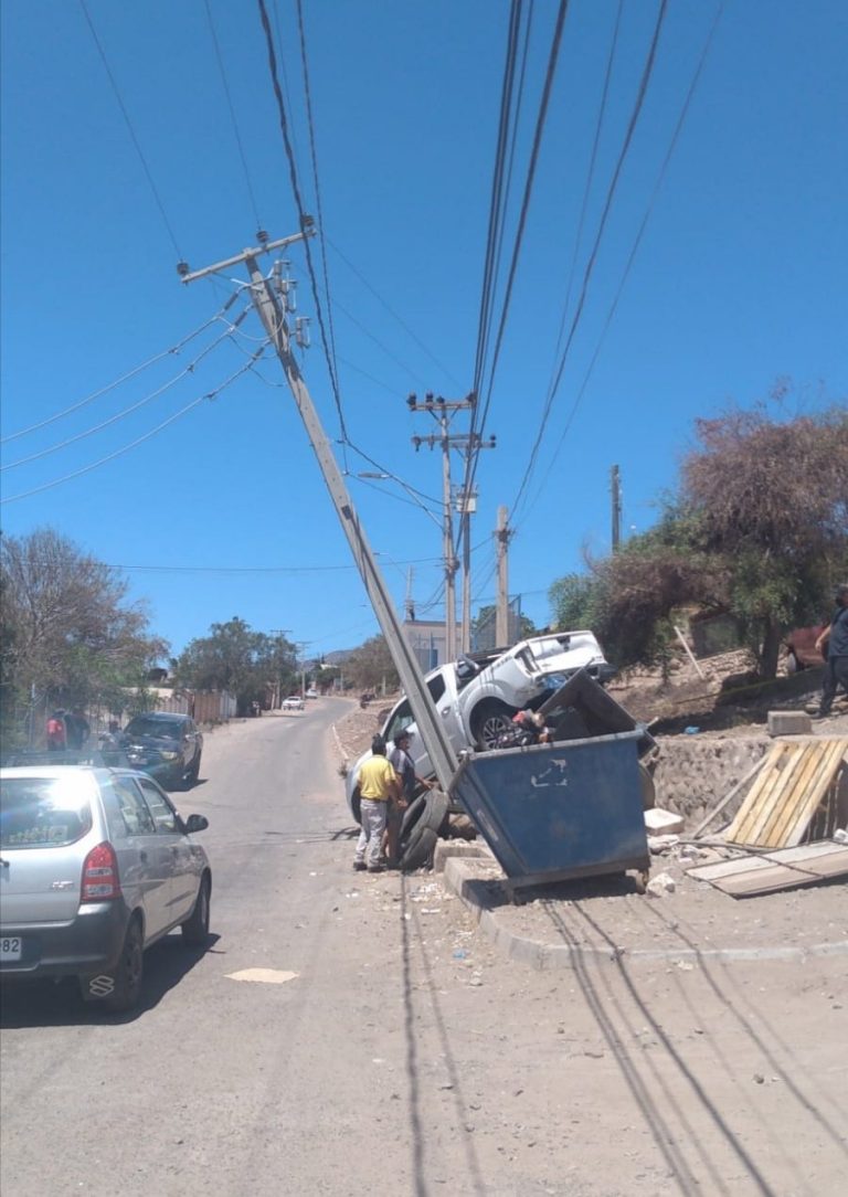 Ovalle: Camioneta chocacon poste de cemento se descoconoce heridos