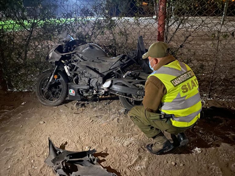 Accidente en Ruta 5-Norte deja 2 fallecidos perdiendo impactando contra poste de alumbrado público