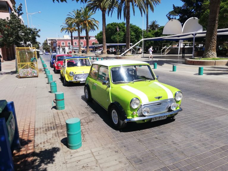 Exhibición de Mini Cooper transitaron por la Plaza de Armas