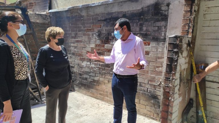 FAMILIA AFECTADA POR INCENDIO EN LA VILLA SAN RAFAEL RECIBRÁ AYUDA DE LA MUNICIPALIDAD