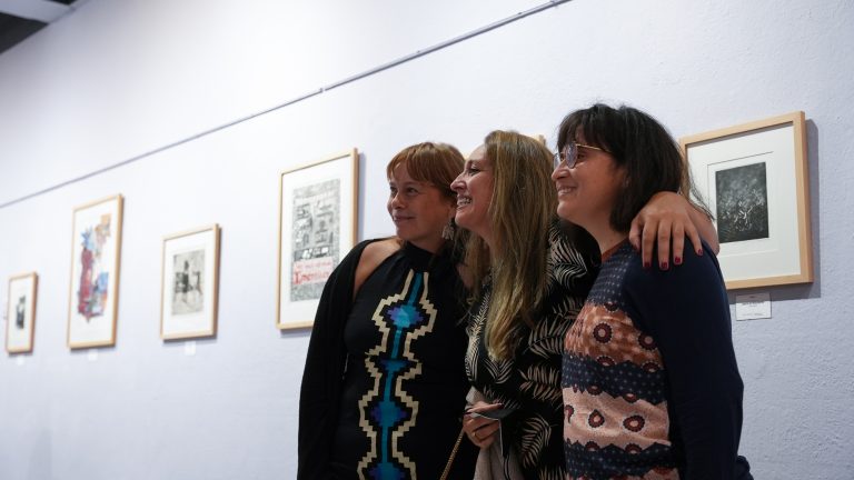 La galería Homero Martínez Salas presenta grabados de mujeres de todo Chile