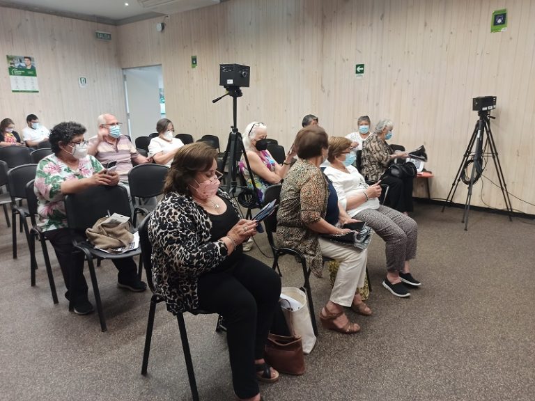 Personas mayores de Ovalle participan en taller de tecnología digital