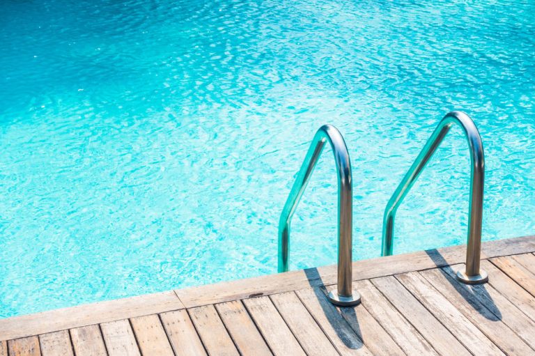 Fallece un menor de 3 años tras caer en una piscina en Los Peñones
