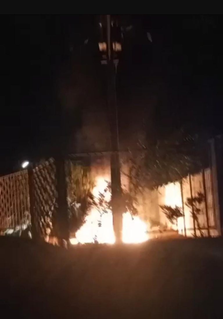 Ciudadano graba el momento en que se originaba el incendio de un poste de luz a las afueras del Hospital