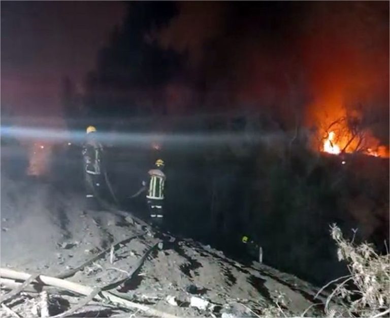 Gran labor de Bomberos para contener incendio en ladera de la Quebrada El Ingenio