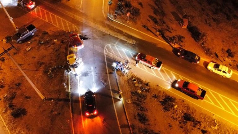 Ocho lesionados deja colisión de dos vehículos menores en rotonda
