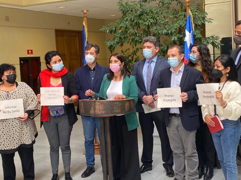 Presentan proyecto de ley que protege el ejercicio de periodistas y trabajadores de la comunicación