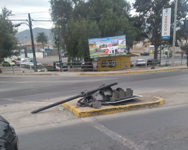 Conductor derriba semáforo de la salida norte : gran congestión vehicular durate la mañana
