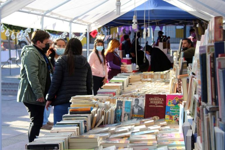 Con homenajes a escritores Monte Patria inauguró su Primera Feria del Libro