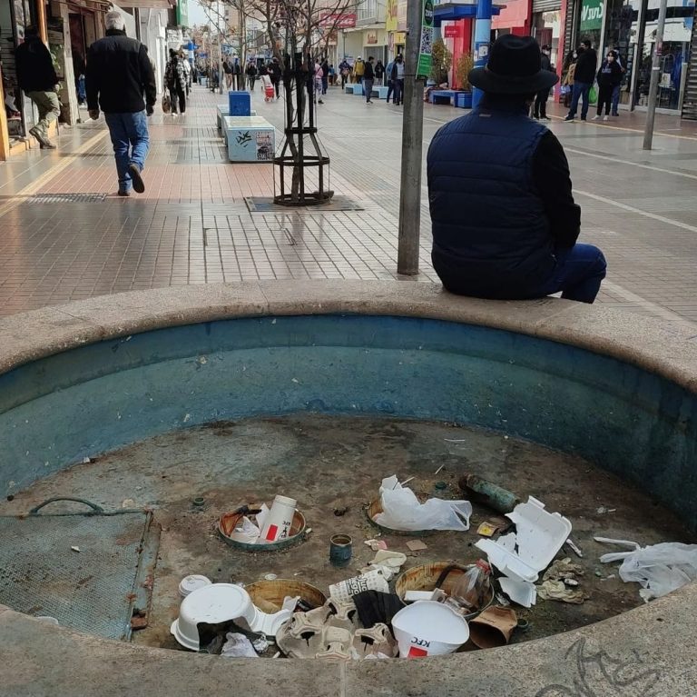 El deplorable estado de la pileta de la paseo peatonal de Ovalle