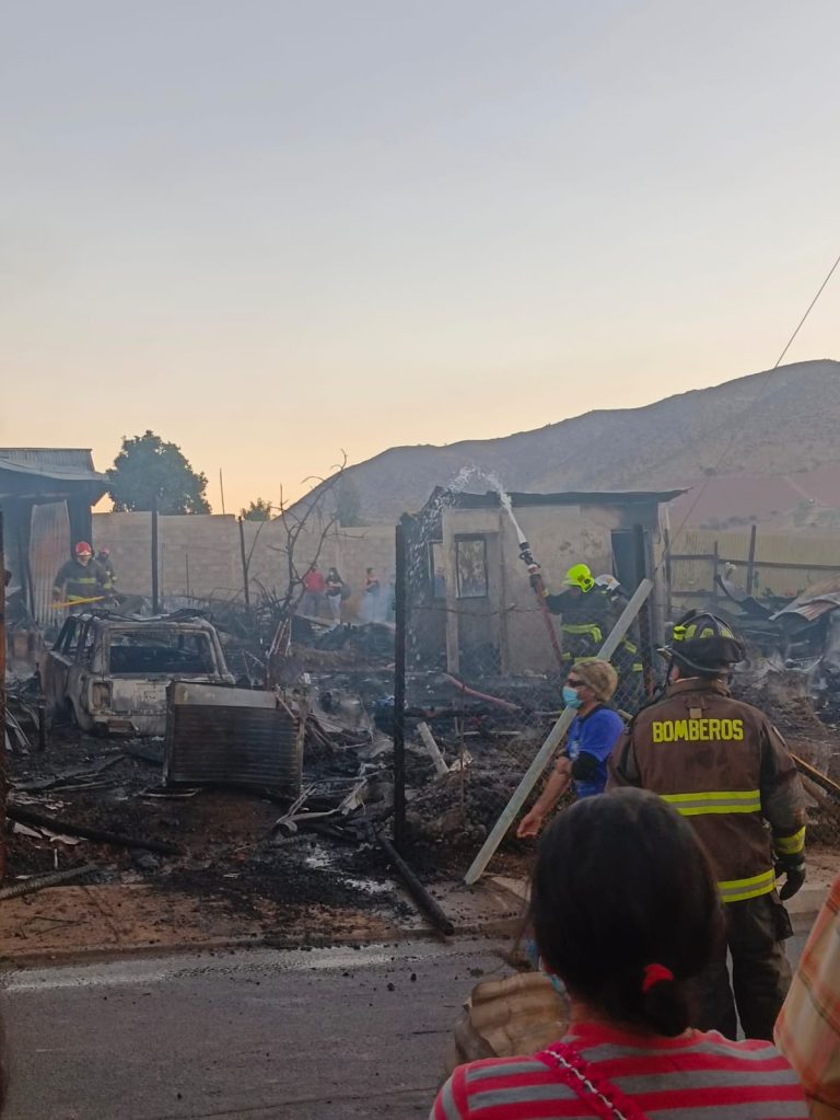 Incendio estructural deja tres casas y un vehículo  afectado en Chañaral Alto