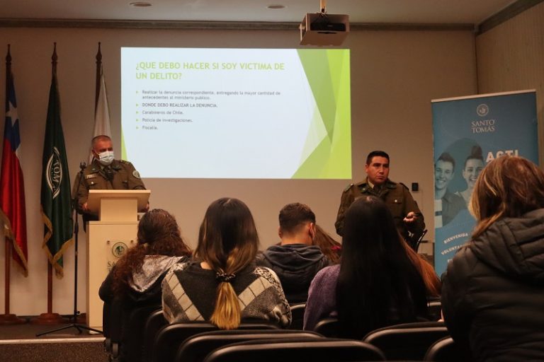 Carabineros realizan charla de seguridad pública en establecimiento de educación superior