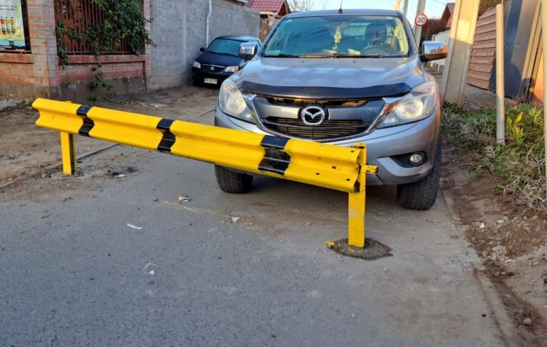 Por segundo día consecutivo: Vecinos cierran pasaje con barrera e impiden paso de vehículos en hora punta