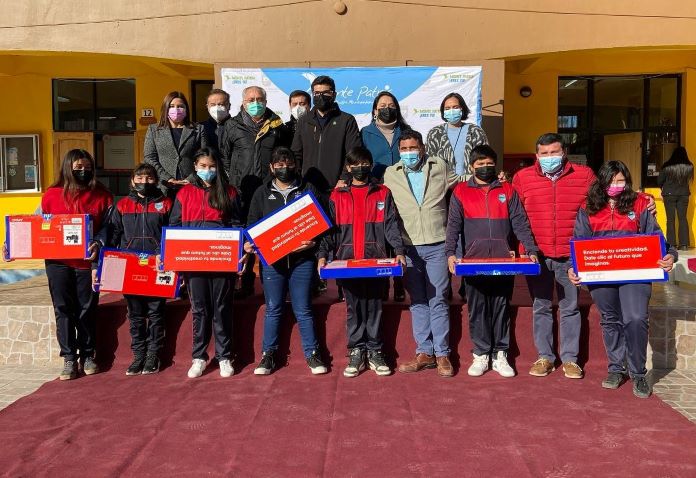 Estudiantes de Monte Patria reciben equipos tecnológicos gracias a Beca TIC