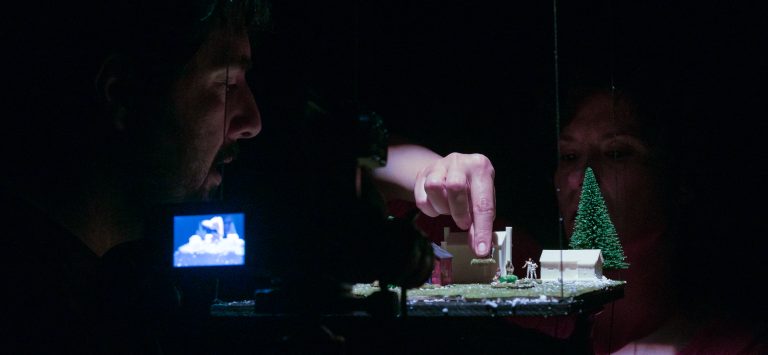 Teatro y audiovisual se fusionan en la primera obra internacional de la temporada TMO