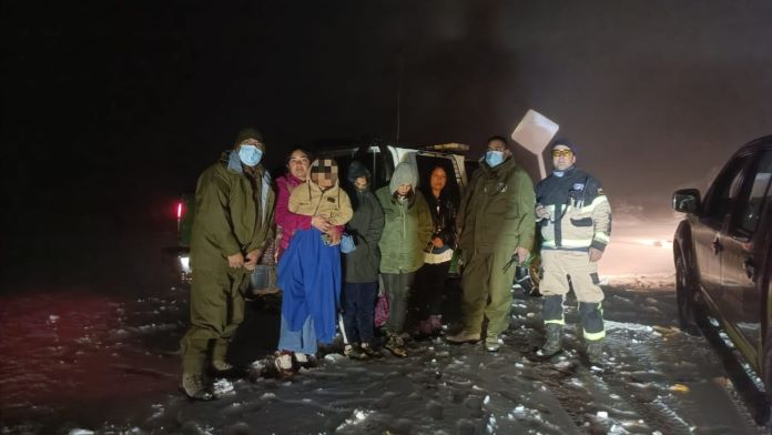 Rescatan a 18 personas atrapadas en la nieve en el sector de Tres Cruces en Río Hurtado