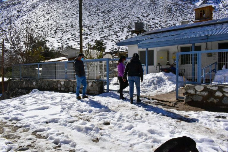 Alcaldesa recorre sectores afectados por la caída de nieve en Río Hurtado