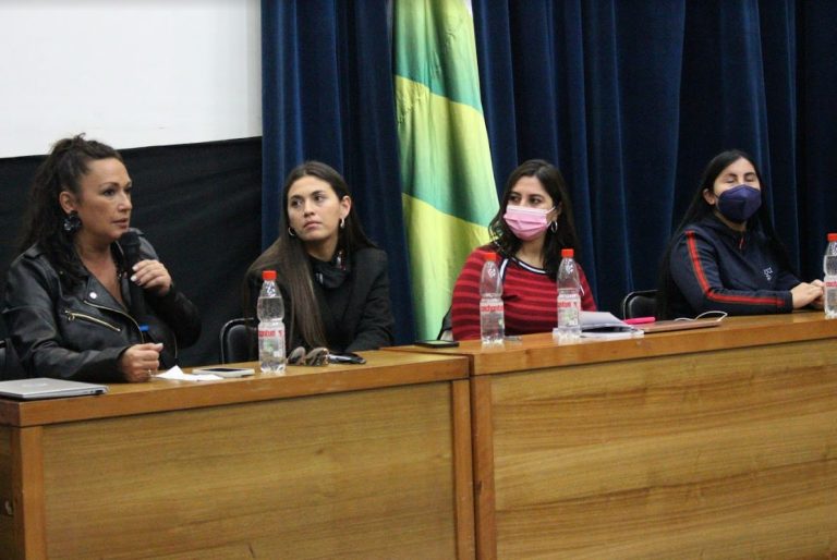 Foro Fútbol, Mujer y Derechos aborda la precaria situación del balompié femenino en Chile