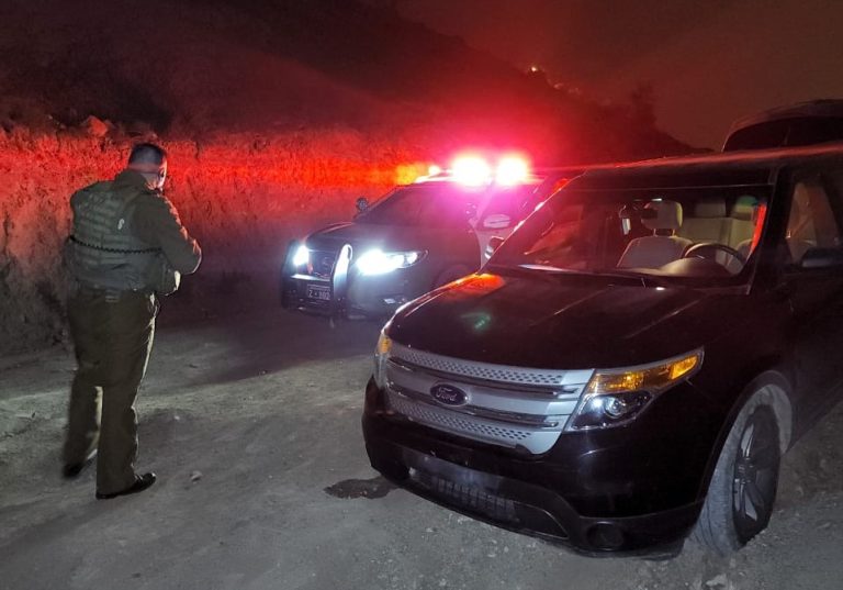 Fiscalización nocturna permite recuperar vehículo robado y detener a tres personas