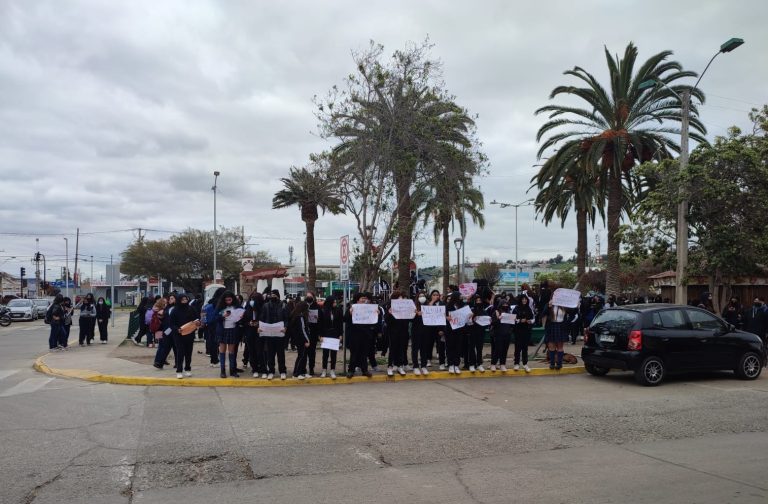Estudiantes del Colegio La Providencia realizan protesta y denuncian abusos de parte de docente