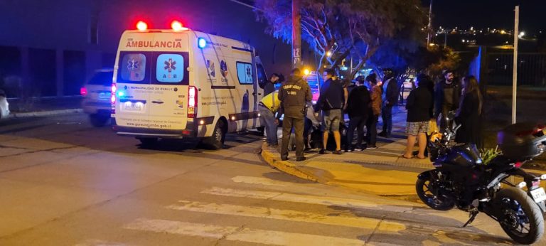 Un lesionado al ser colisionada motocicleta por automóvil