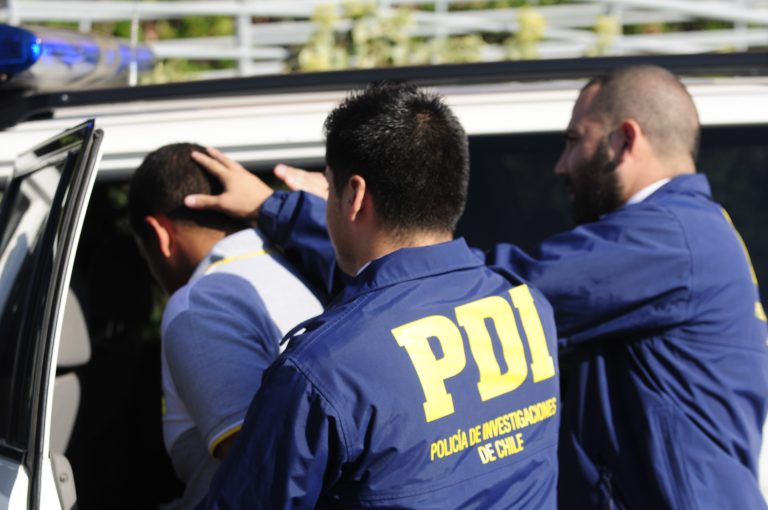 Detienen a migrante por falsificación de documento que autorizaba permanencia en Chile