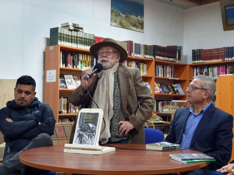 Presentan en Tongoy el libro “Cordillera Adentro” del escritor ovallino Iván Ramírez