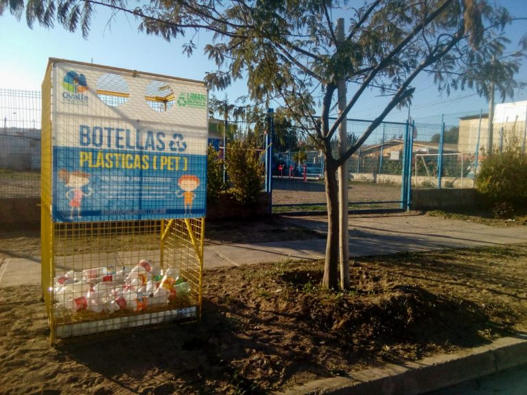 Repudian robo de contenedor de reciclaje de botellas plásticas