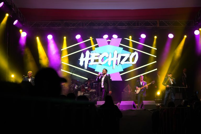Segunda jornada de la Fonda Los Peñones la rompe con buena música y comidas típicas