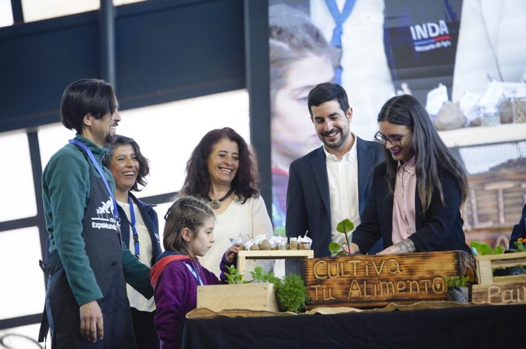 El campo llegó a la ciudad: con siembra simbólica y charquicanazo se inauguró la ExpoMundoRural 