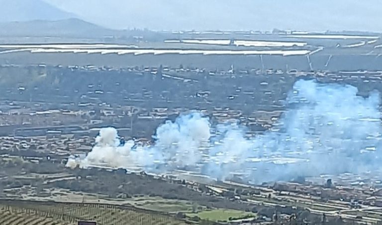 Despachan tres unidades a combatir incendio de pastizales en la costanera
