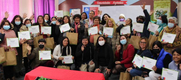 Dirigentas campesinas de Limarí aprenden de ahorro de energía y reciben kits eficientes