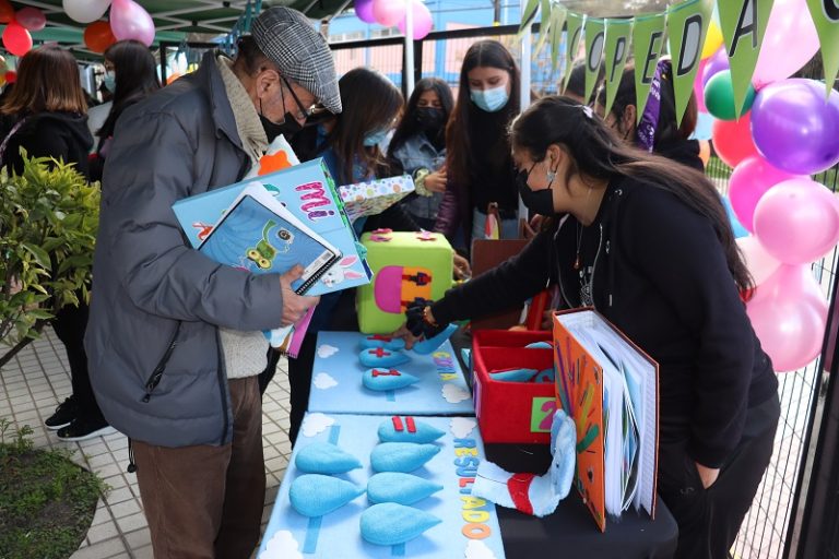 Estudiantes donan material didáctico a escuelas de Ovalle