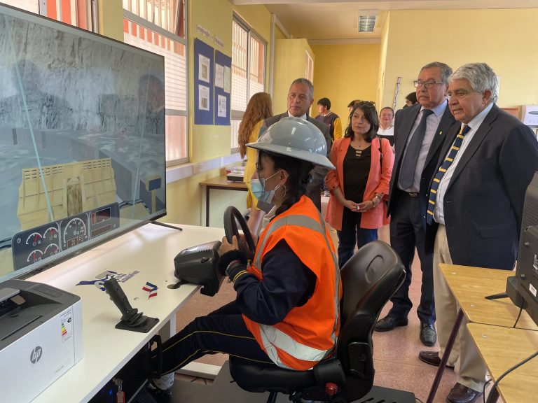 Colegio Raúl Silva Henríquez cuenta con simulador virtual para maquinaria pesada minera