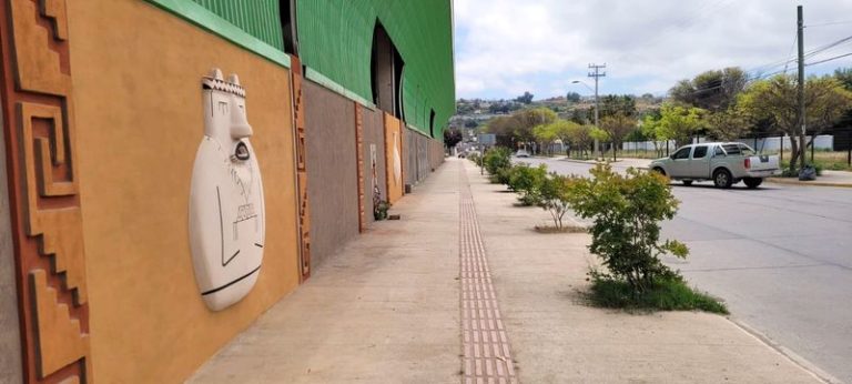 Artesanos de Barraza le cambian el rostro a la fachada del Estadio Diaguita