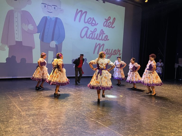 Adultos mayores de Ovalle disfrutaron de una entretenida Gala de Talentos