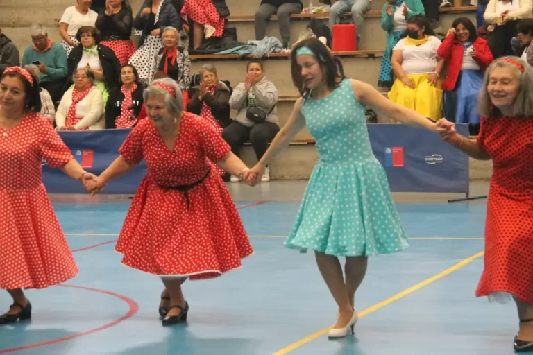 Adultos Mayores de Coquimbo celebran su mes al ritmo de los años sesenta