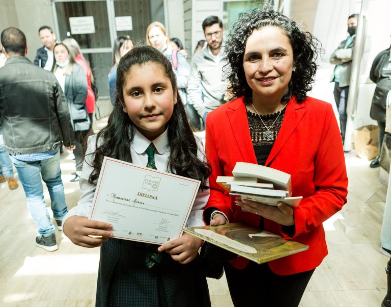 Alumna ovallina de 5º básico gana Premio a la Promesa Lectora en concurso nacional de lectura voz alta 